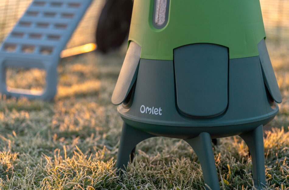 Omlet Smart Feeder die bij schemering sluit