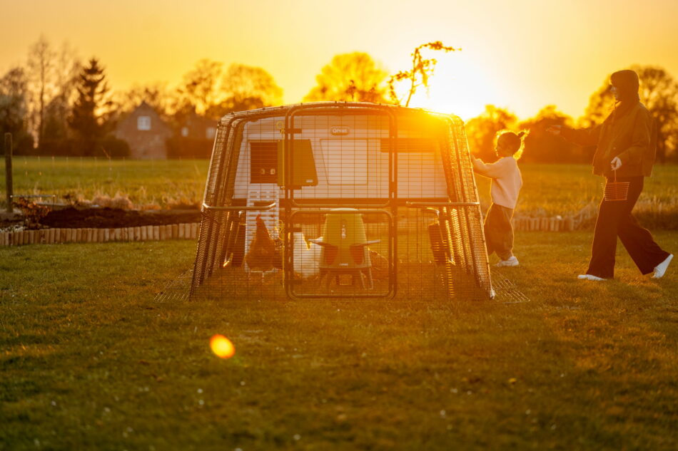 moeder en dochter lopen in de zonsondergang naar de eglu pro