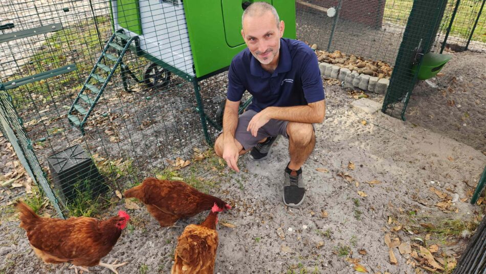Kippenhouder Jeremy Gary met zijn kippen