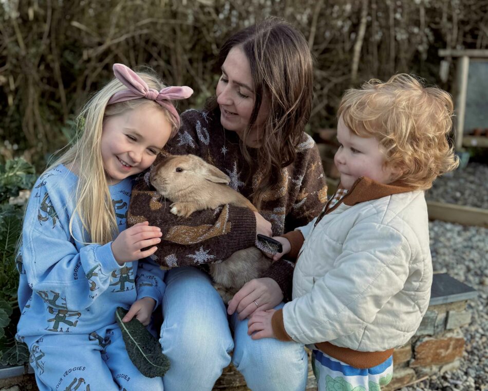 Omlet ontmoet Shell Mills en haar kinderen die voor konijnen zorgen