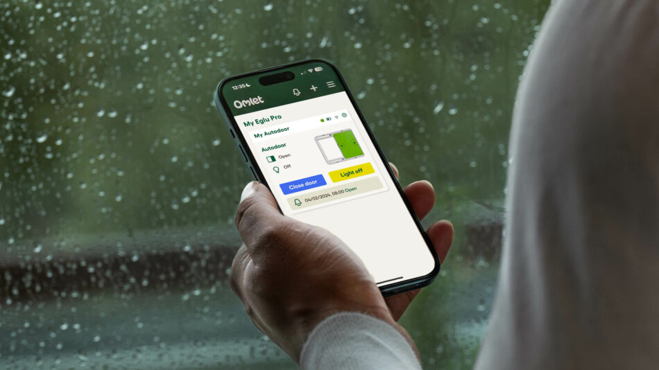 Persoon gebruikt de app voor de Slimme Autodoor van Omlet 