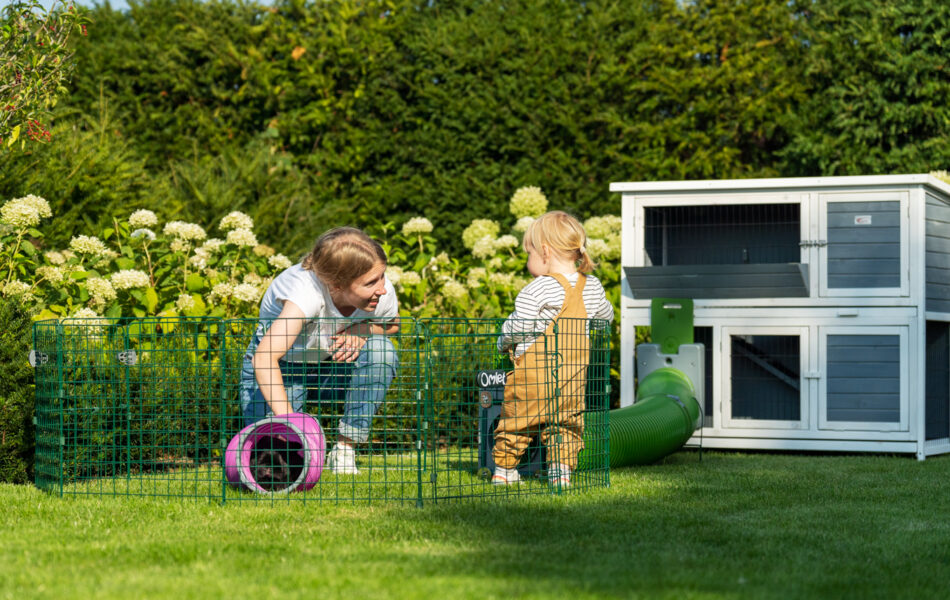 Vrouw en kind spelen met konijn in de Speelren van Omlet 