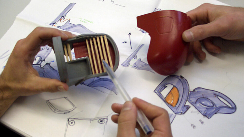 Vroeg mini-prototype van de Eglu – met schetsen