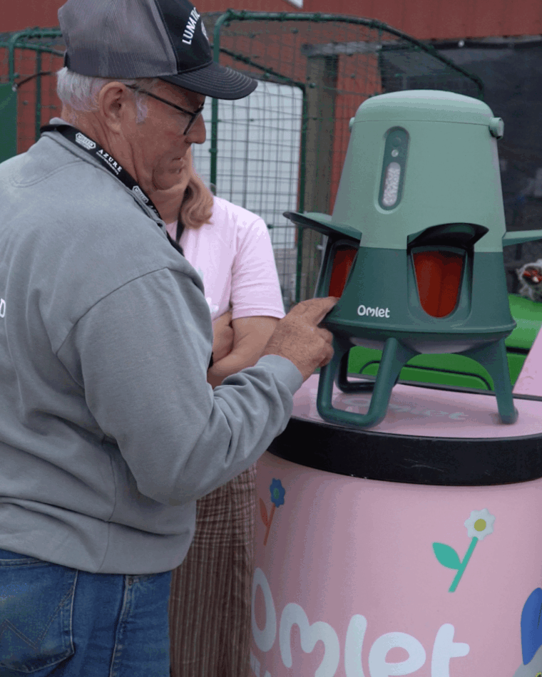 Joel Salatin met de Omlet verspillingsvrije smart feeder