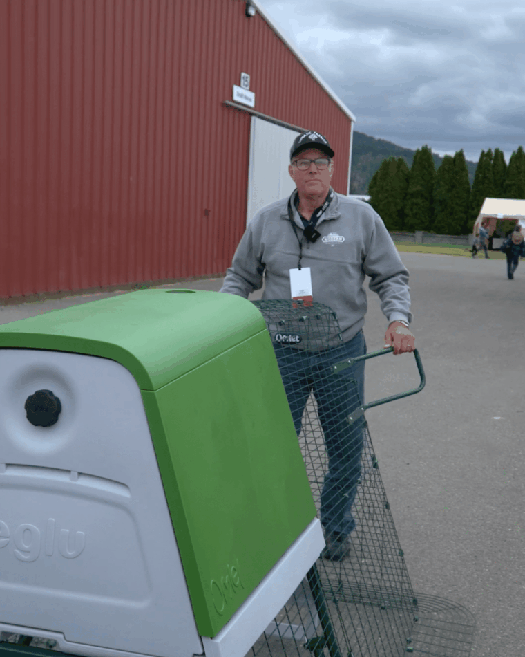 Joel Salatin verplaatst een Eglu Go Up