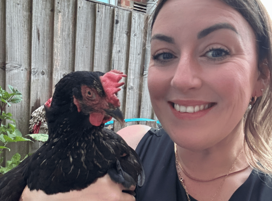 Louise met een kip uit haar toom